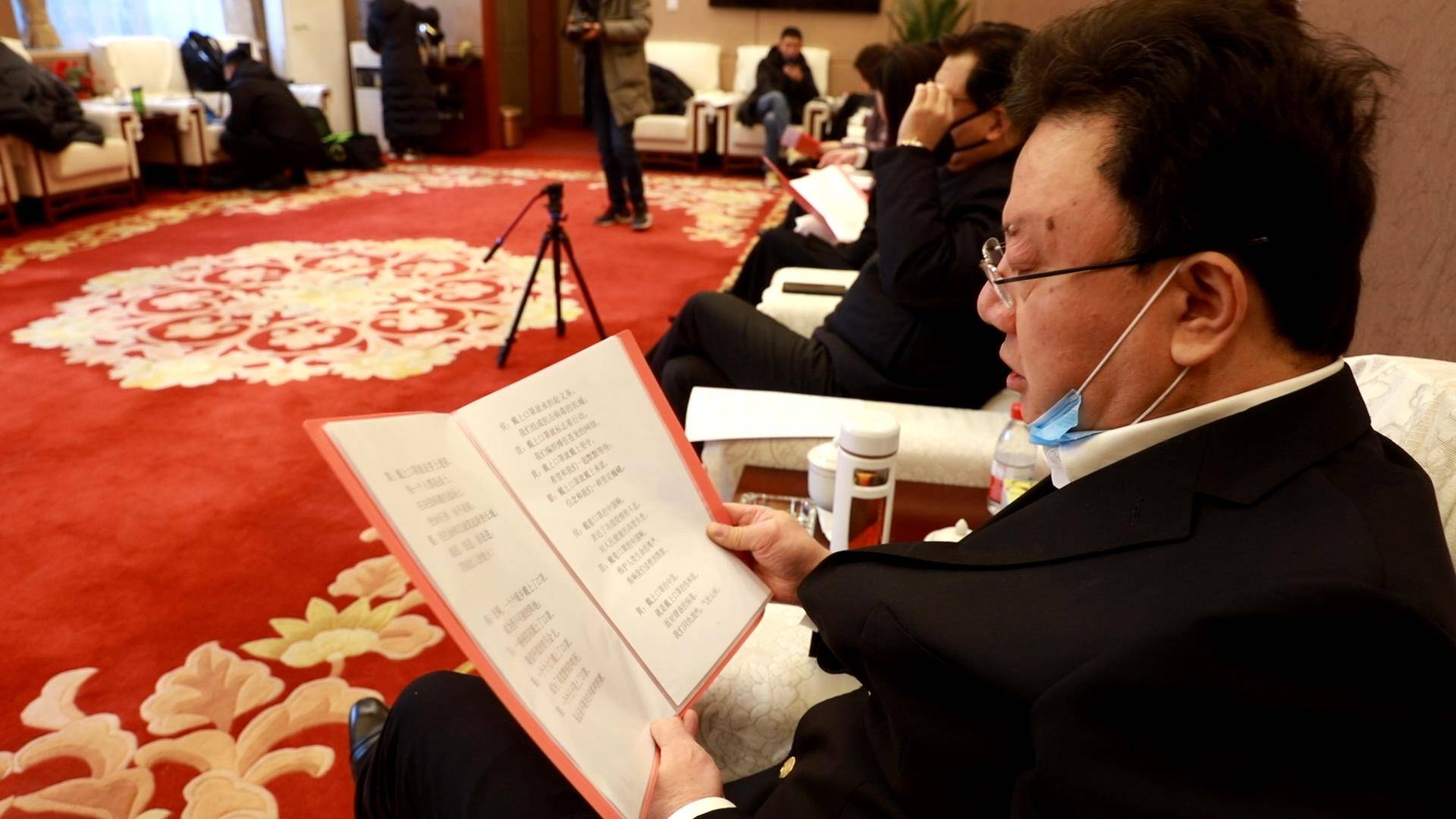 九游网页版入口-包含法兰克福迎葡超关键赛，赛前调整名单，引发热议，医务组通报恢复的词条